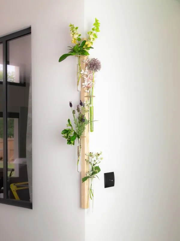 Décoration verticale à fleurir collé sur angle de mur saillant